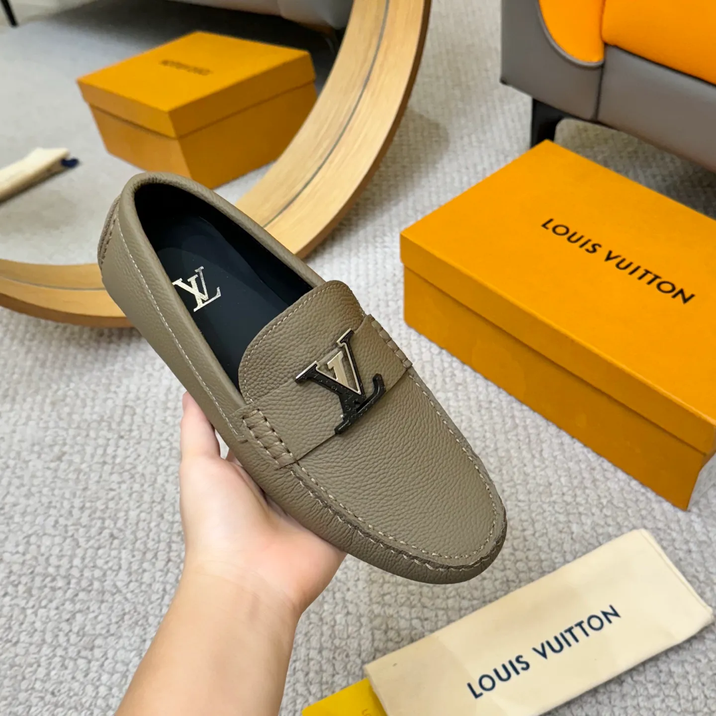 Men's men's shoes 💰420 (Yangli) LV 2⃣️0⃣️2⃣️5️⃣Spring and summer counter GLORIA series models ✈️Original factory special leather production, original last type. A classic driving slip-on casual shoe that shows an elegant style with exquisite craftsmanship details such as Monogram embossing all over the upper🌀Italian imported calfskin fabric Sheepskin foot pads➕Inside～Private mold replica sole Unique style Comfortable driving slip-on Size: 4-12 (38-46) Comes with [Counter packaging: original box, wrapping paper, card, instruction manual, shoehorn, cloth bag] No pressure to enter and leave the counter!